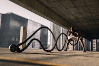 阿根廷国家队蓝色条纹队徽与梅西庆祝进球特写